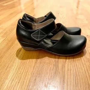 NEW L'Artiste Gloss Mary Jane Style Black Leather Shoes Size 37 or US Size 7