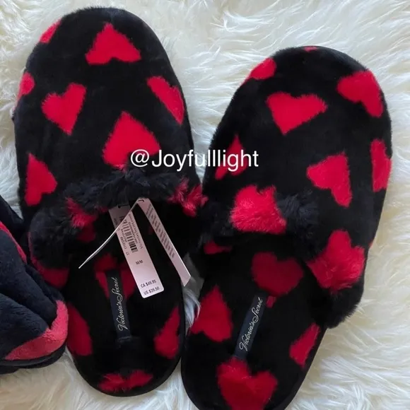 New M/L VS PLUSH RED &amp; BLACK HEARTS ROBE &amp; Medium SLIPPERS bundle