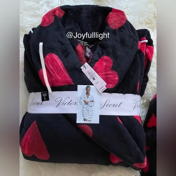 New M/L VS PLUSH RED &amp; BLACK HEARTS ROBE &amp; Medium SLIPPERS bundle