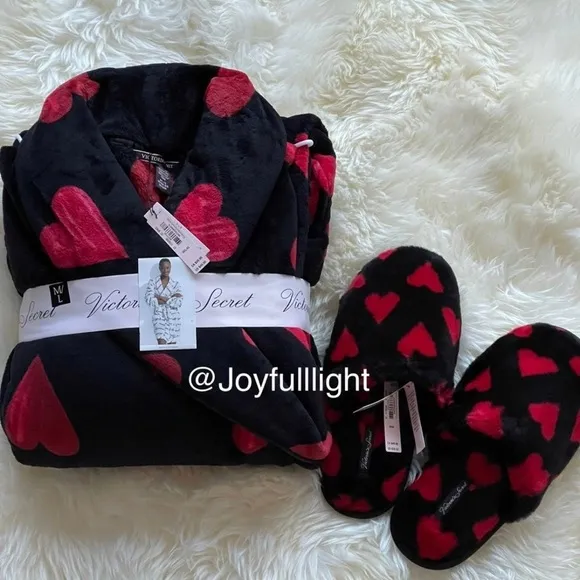 New M/L VS PLUSH RED &amp; BLACK HEARTS ROBE &amp; Medium SLIPPERS bundle