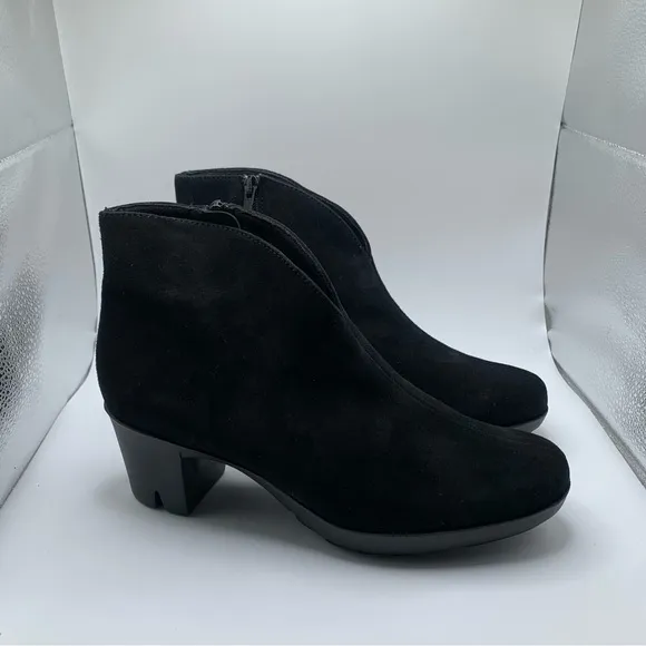 New Munro Robynette Suede Black Ankle Boots/ NWOB, Size 9M 1299