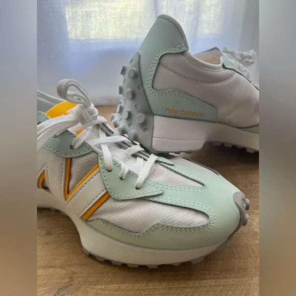 New New Balance 327 Sneakers in Mint and Orange Women’s Size 7.5