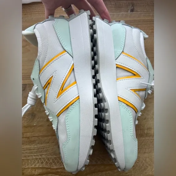 New New Balance 327 Sneakers in Mint and Orange Women’s Size 7.5