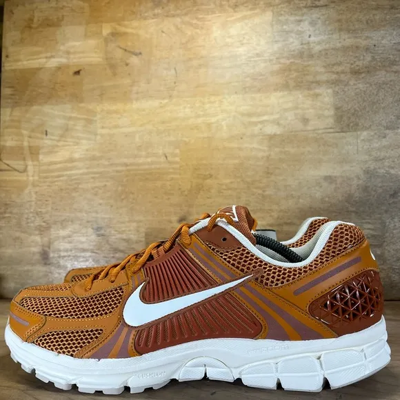 NEW Nike Air Zoom Vomero 5 Mens Size 13 Running Shoes Sneakers Monarch Orange