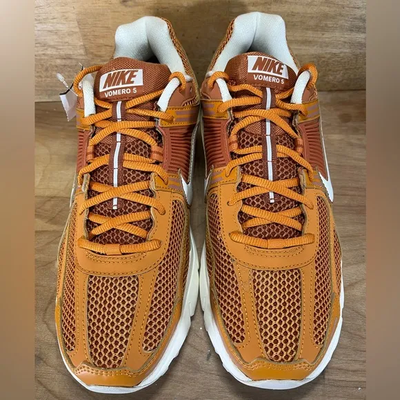 NEW Nike Air Zoom Vomero 5 Mens Size 13 Running Shoes Sneakers Monarch Orange