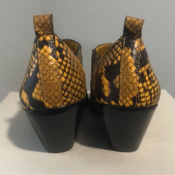 New Vince Camuto Yellow Leather Jetera Western Snake Print Ankle Boots Size 7