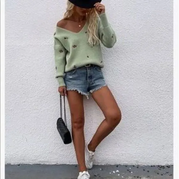 NEW Green V Neck Embroidered Ribbed Knit Pullover Sweater