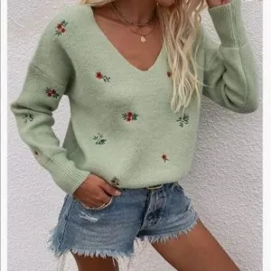 NEW Green V Neck Embroidered Ribbed Knit Pullover Sweater