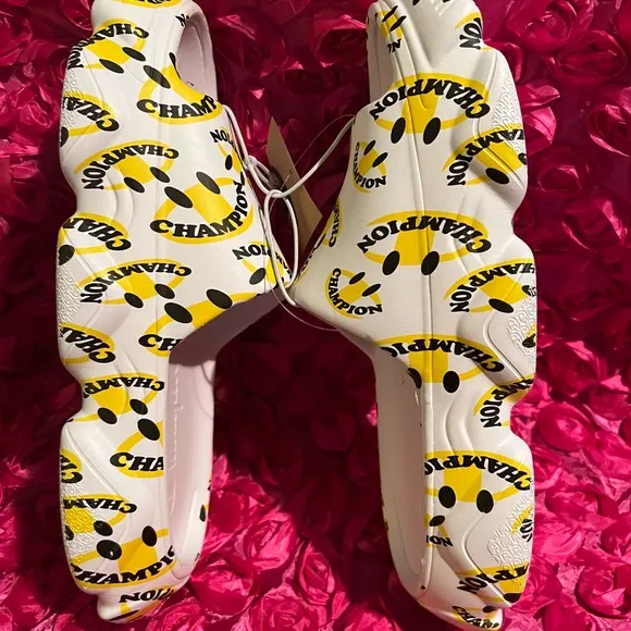 NIB Champion Meloso Squish Smile White Yellow Men’s Slide Slippers Sandals