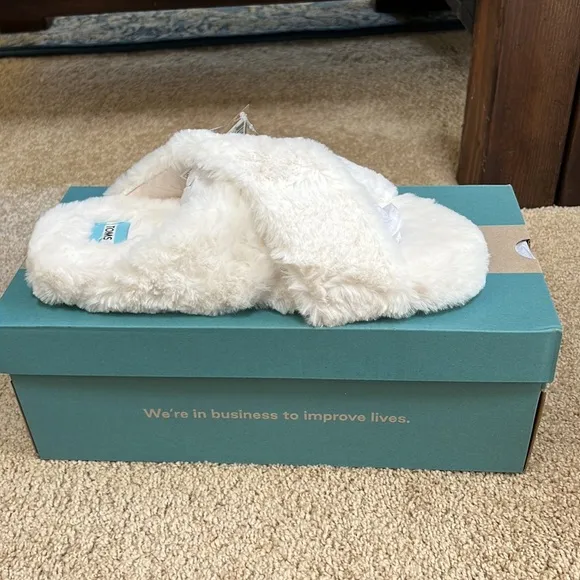 NIB! TOMS Size 10 susie natural faux fur slippers