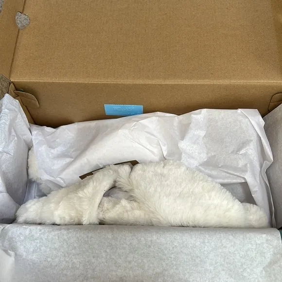 NIB! TOMS Size 10 susie natural faux fur slippers