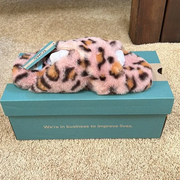 NIB! TOMS Size 7 Spanish villa cheetah faux fur slippers