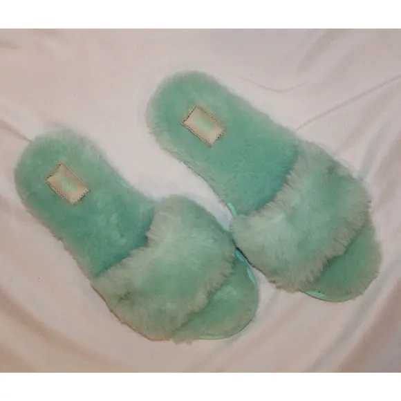 NIB UGG Fluff Slide II Sheepskin Slipper‎ Flip Flops Pale Emerald Green