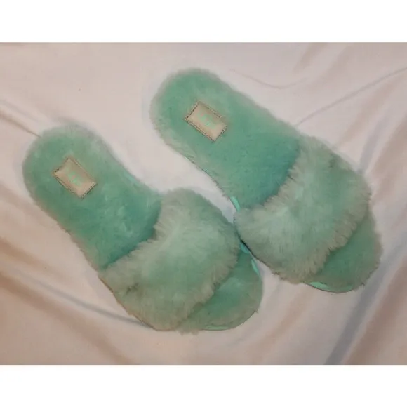 NIB UGG Fluff Slide II Sheepskin Slipper‎ Flip Flops Pale Emerald Green