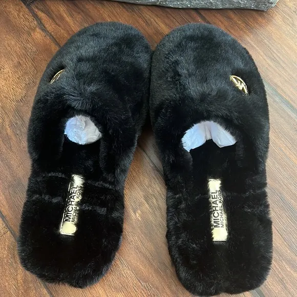 NIB/NWT Michael Kors Alexis Closed Toe Short Faux Fur Slippers