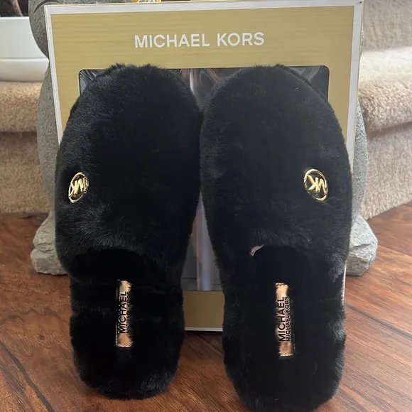 NIB/NWT Michael Kors Alexis Closed Toe Short Faux Fur Slippers