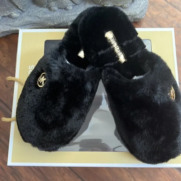 NIB/NWT Michael Kors Alexis Closed Toe Short Faux Fur Slippers