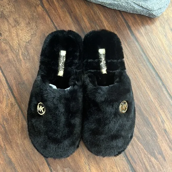 NIB/NWT Michael Kors Alexis Closed Toe Short Faux Fur Slippers