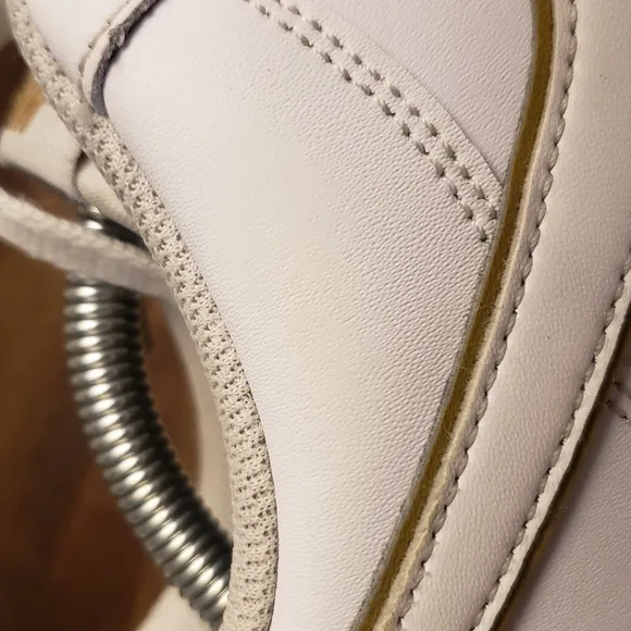 Nike Air Force 1 Low Mens Size 10 White Gold Trim Classic Sneakers