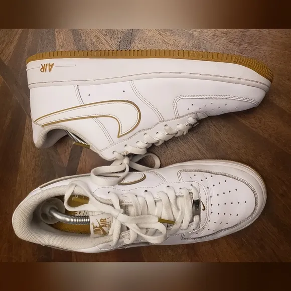 Nike Air Force 1 Low Mens Size 10 White Gold Trim Classic Sneakers
