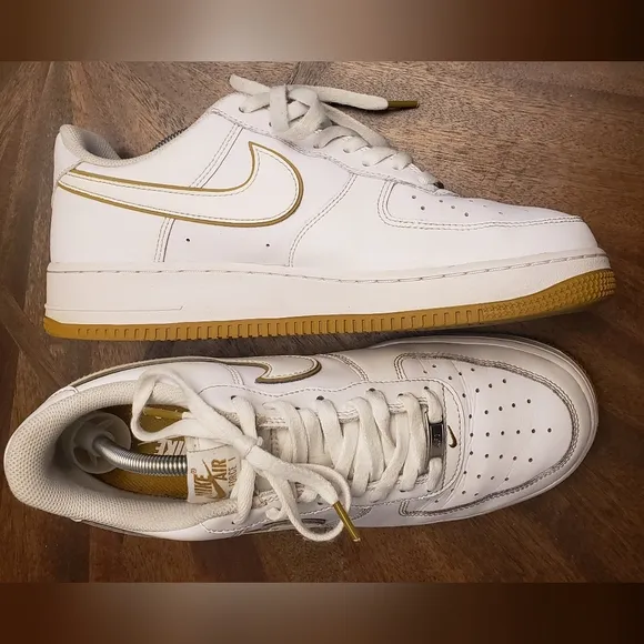 Nike Air Force 1 Low Mens Size 10 White Gold Trim Classic Sneakers