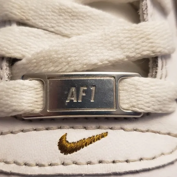 Nike Air Force 1 Low Mens Size 10 White Gold Trim Classic Sneakers