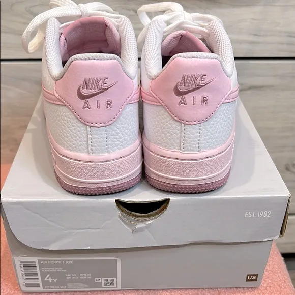 Nike Air Force 1 White/Pink Sneakers in Size 4 Youth/5.5 Women Like New!