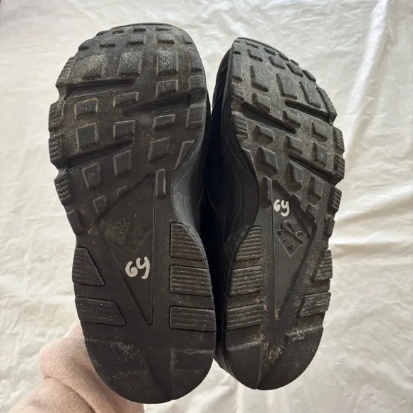 Nike Air Huaraches triple Black sneakers Shoes SZ 8.5 Worn 1X