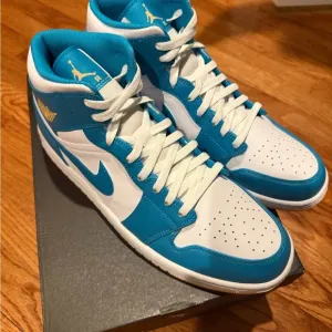 Nike Air Jordan Men's Blue and White Sneakers