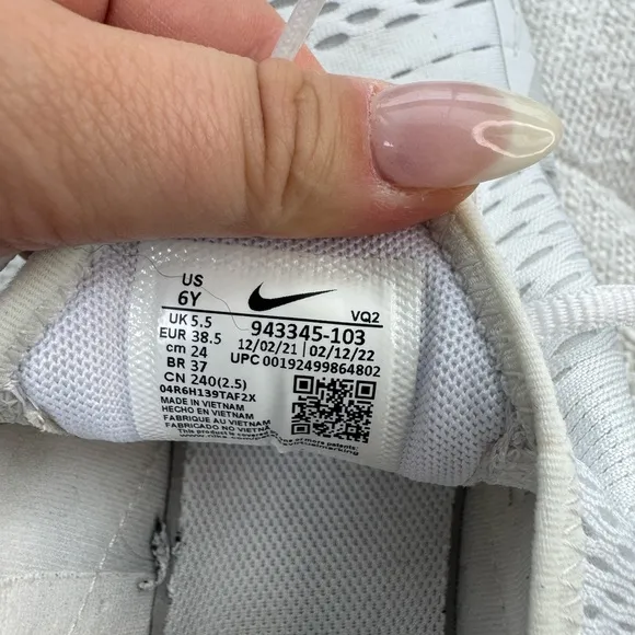 Nike Air Max 270 White Sneakers 6Y Young 7 Womens