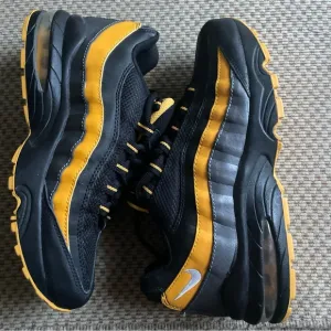 Nike Air Max 95 Boys Size 5.5Y Running Shoes Black Yellow 307565-080. New