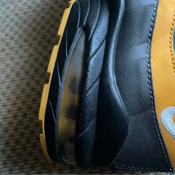 Nike Air Max 95 Boys Size 5.5Y Running Shoes Black Yellow 307565-080. New