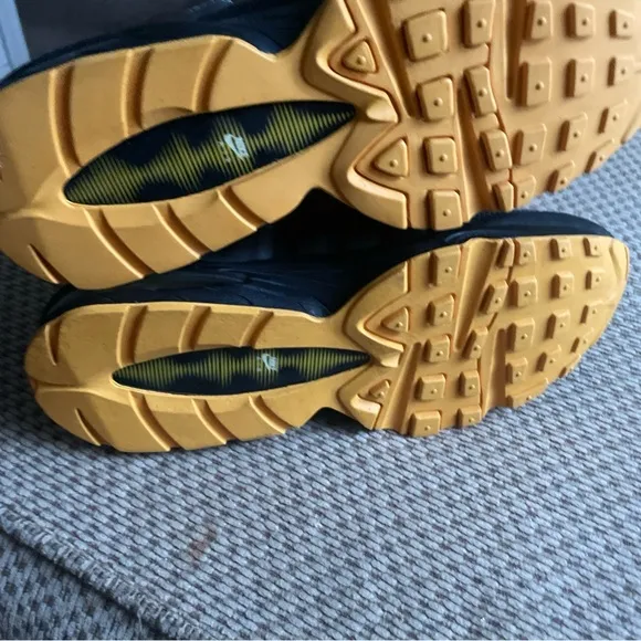 Nike Air Max 95 Boys Size 5.5Y Running Shoes Black Yellow 307565-080. New