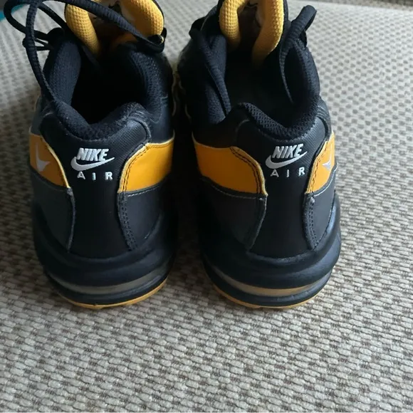 Nike Air Max 95 Boys Size 5.5Y Running Shoes Black Yellow 307565-080. New
