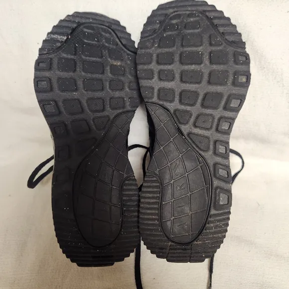 Nike Air Max Black Shoes 5Y or 6.5 womens Nike Air Max System 'Triple Black'