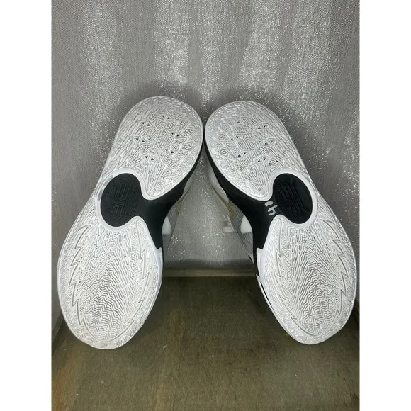 Nike Basketball Shoes Low Top Performance Sneakers Black White Size 7 NO SOULS