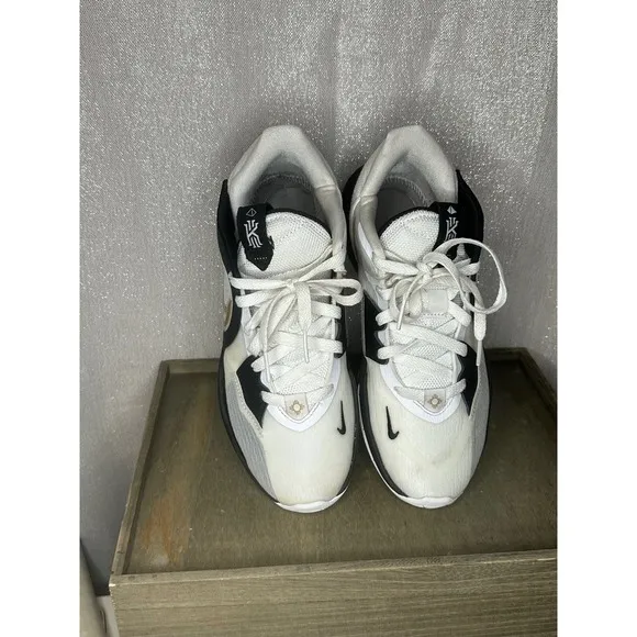 Nike Basketball Shoes Low Top Performance Sneakers Black White Size 7 NO SOULS