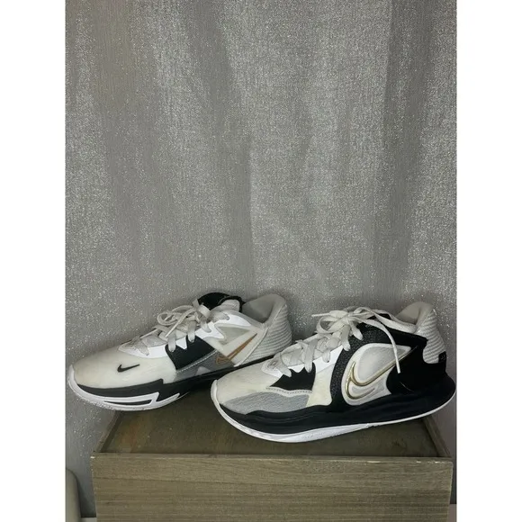 Nike Basketball Shoes Low Top Performance Sneakers Black White Size 7 NO SOULS
