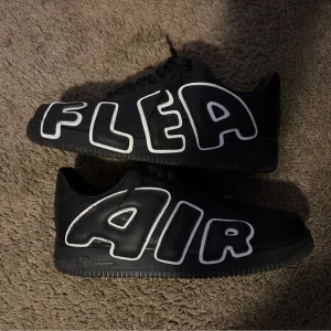 Nike Black and White Sneakers FLEA AIR Design