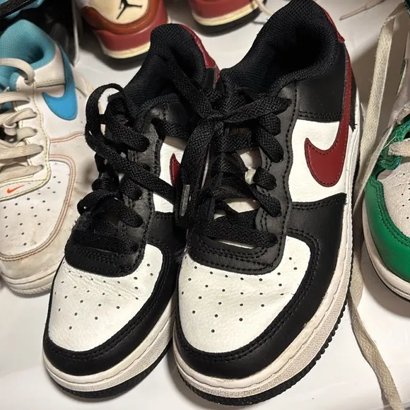 Nike Black and White Sneakers Sleek Design