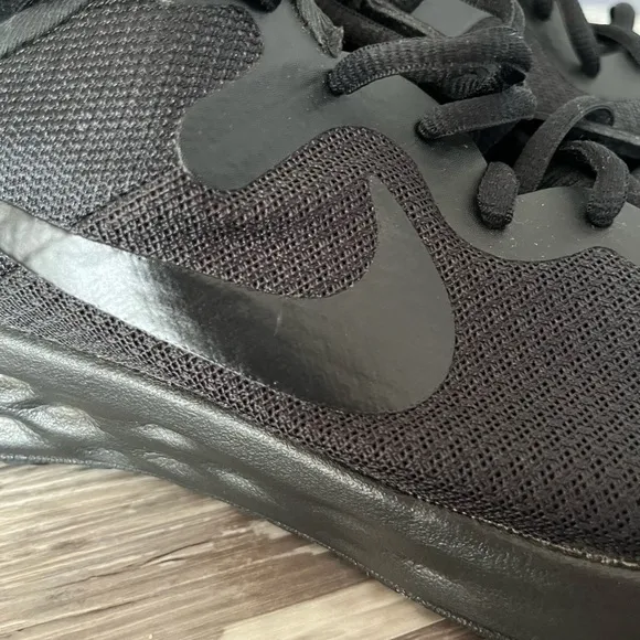 Nike Black Athletic Shoes with Cushioned Midsole