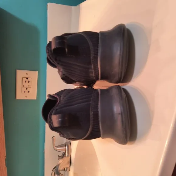 Nike Black Athletic Shoes with Knit Upper and Cushioned Sole