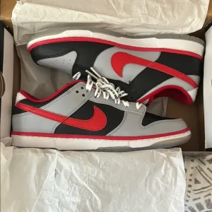 Nike DUNK LOW CAU Men's Black and Red Sneakers NEW in the box