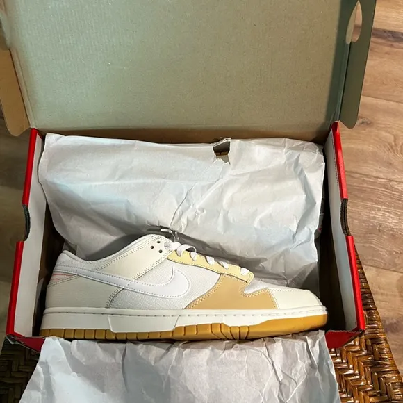 Nike dunk low SE size 11 new inbox