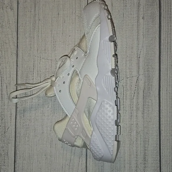 Nike Huarache Run White/Platinum Size 4Y Boys' or 5.5 Women's NWOT