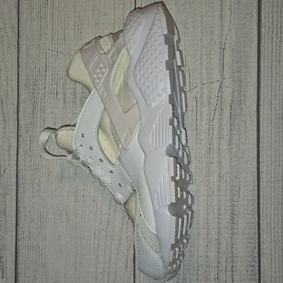 Nike Huarache Run White/Platinum Size 4Y Boys' or 5.5 Women's NWOT