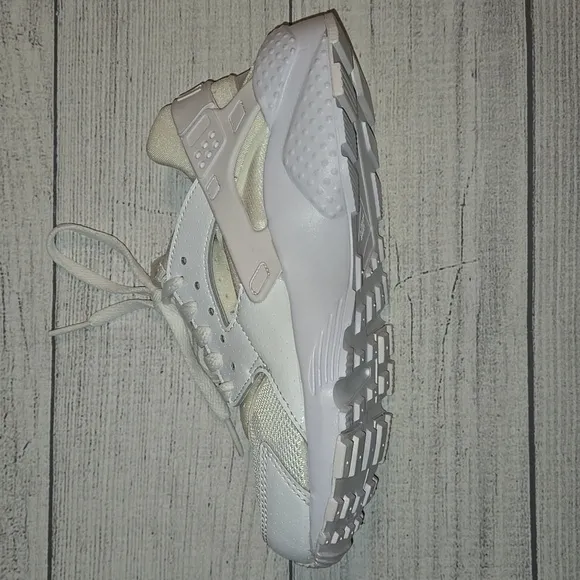 Nike Huarache Run White/Platinum Size 4Y Boys' or 5.5 Women's NWOT