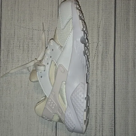Nike Huarache Run White/Platinum Size 4Y Boys' or 5.5 Women's NWOT