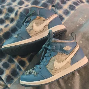 Nike Jordan 1 Mids &quot; Washed Denim&quot; Sizr 9C