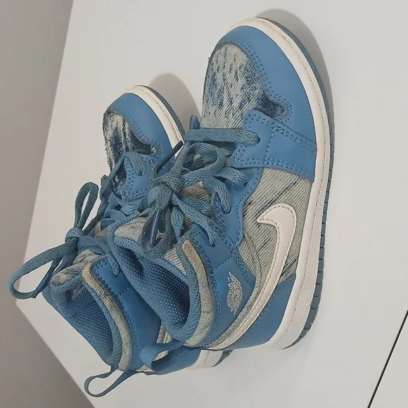 Nike Jordan 1 Mids &quot; Washed Denim&quot; Sizr 9C